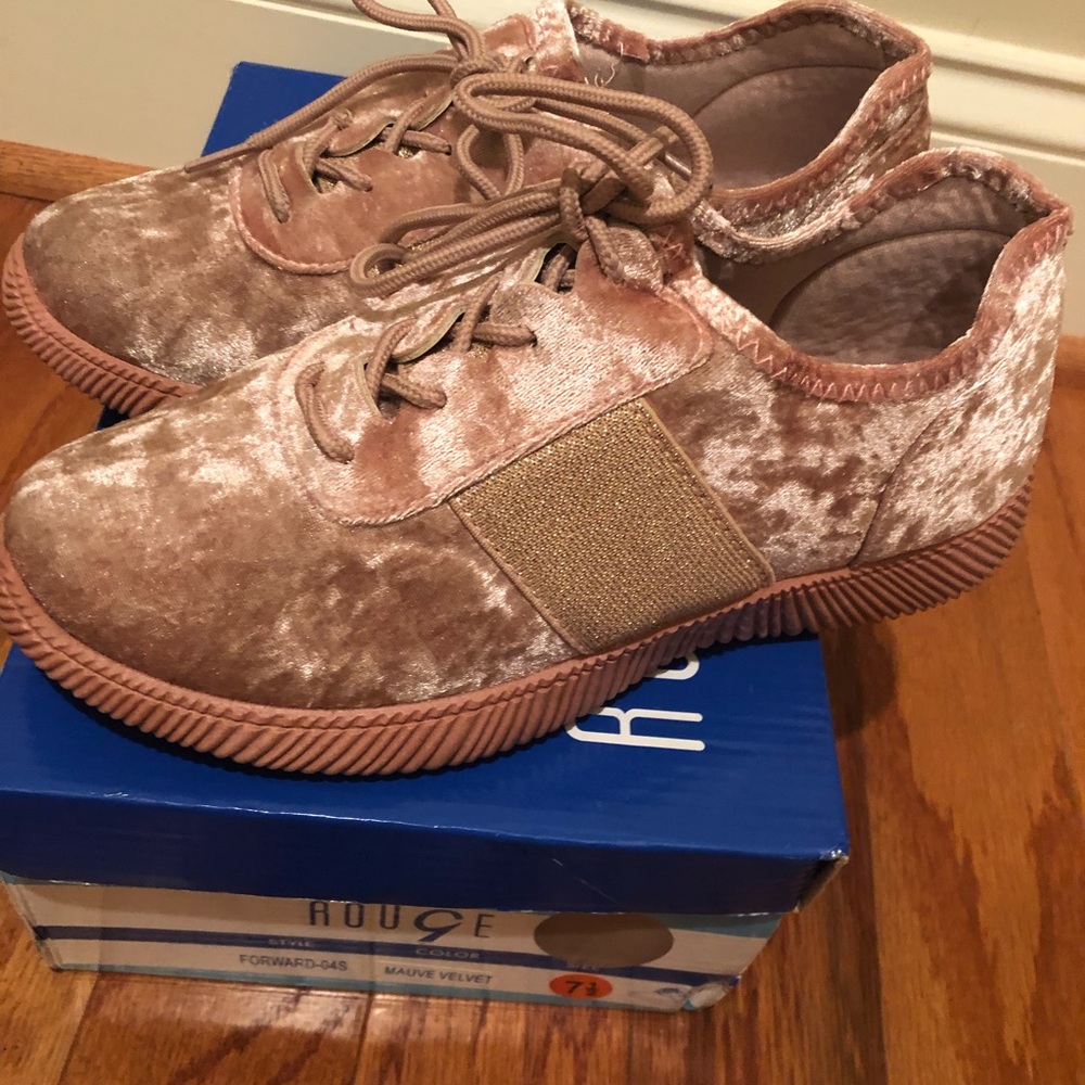 Mauve sneakers size 7.5 slightly worn